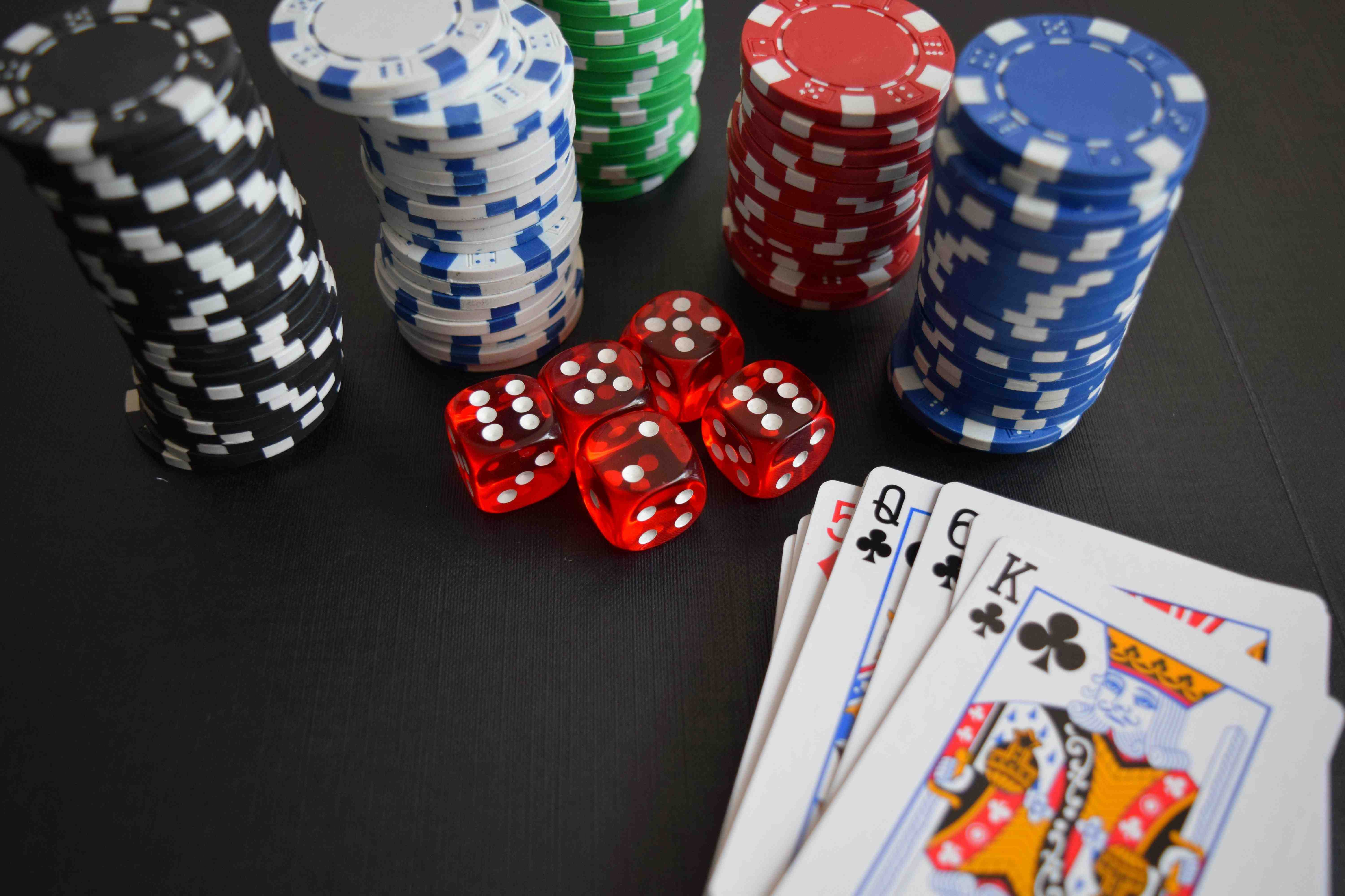 Baccarat ကတ်ဂိမ်း Live Dealer နှင့်ကစားနေသောမြင်ကွင်း